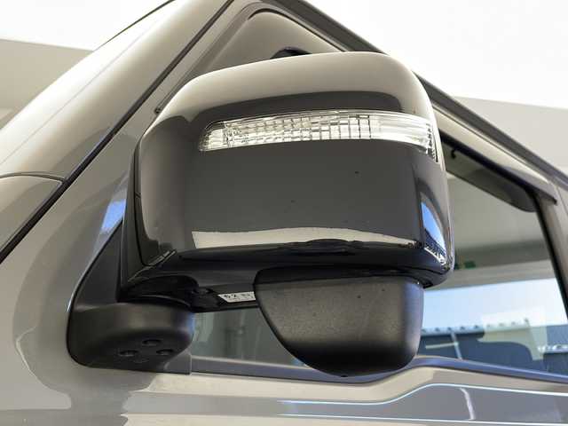 スズキ ジムニー XC 長野県 2023(令5)年 1.5万km ミディアムグレー ・ワンオーナー/・スズキ純正ディスプレイオーディオ/・CD/DVD/Bluetooth/ipod/Aux/・AM、FM/・シートヒーターD＋N席/・バックカメラ/・アイドリングストップ/・クルーズコントロール/・レーンキープアシスト/・ダウンヒルアシストコントロール/・LEDヘッドライト/・純正フロアマット/・電動格納ミラー/・ウィンカーミラー/・フォグライト/・オートライト/・ＥＴＣ/・ＵＳＢ入力端子/・衝突軽減システム/・横滑り防止装置/・スマートキー/・スペアキー×１/・ドアバイザー/・純正ホイール付き夏タイヤ積込