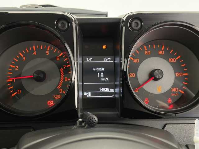 スズキ ジムニー XC 長野県 2023(令5)年 1.5万km ミディアムグレー ・ワンオーナー/・スズキ純正ディスプレイオーディオ/・CD/DVD/Bluetooth/ipod/Aux/・AM、FM/・シートヒーターD＋N席/・バックカメラ/・アイドリングストップ/・クルーズコントロール/・レーンキープアシスト/・ダウンヒルアシストコントロール/・LEDヘッドライト/・純正フロアマット/・電動格納ミラー/・ウィンカーミラー/・フォグライト/・オートライト/・ＥＴＣ/・ＵＳＢ入力端子/・衝突軽減システム/・横滑り防止装置/・スマートキー/・スペアキー×１/・ドアバイザー/・純正ホイール付き夏タイヤ積込