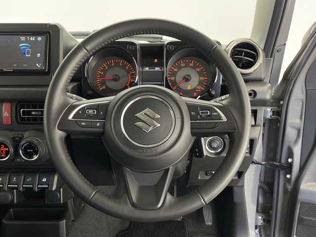 スズキ ジムニー XC 長野県 2023(令5)年 1.5万km ミディアムグレー ・ワンオーナー/・スズキ純正ディスプレイオーディオ/・CD/DVD/Bluetooth/ipod/Aux/・AM、FM/・シートヒーターD＋N席/・バックカメラ/・アイドリングストップ/・クルーズコントロール/・レーンキープアシスト/・ダウンヒルアシストコントロール/・LEDヘッドライト/・純正フロアマット/・電動格納ミラー/・ウィンカーミラー/・フォグライト/・オートライト/・ＥＴＣ/・ＵＳＢ入力端子/・衝突軽減システム/・横滑り防止装置/・スマートキー/・スペアキー×１/・ドアバイザー/・純正ホイール付き夏タイヤ積込
