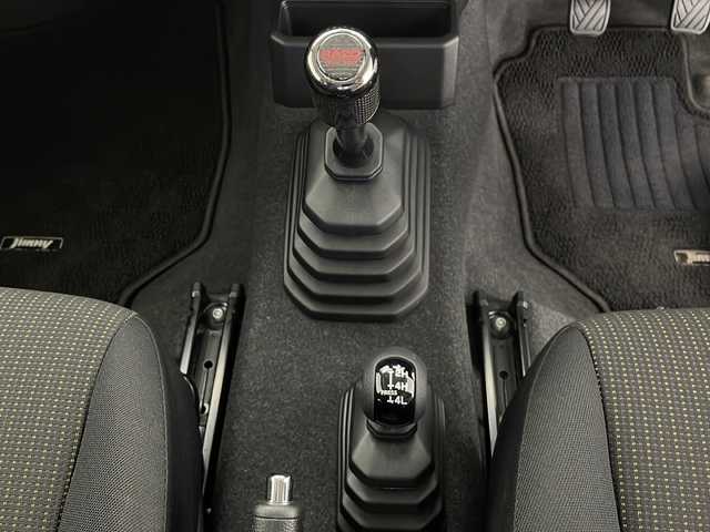 スズキ ジムニー XC 長野県 2023(令5)年 1.5万km ミディアムグレー ・ワンオーナー/・スズキ純正ディスプレイオーディオ/・CD/DVD/Bluetooth/ipod/Aux/・AM、FM/・シートヒーターD＋N席/・バックカメラ/・アイドリングストップ/・クルーズコントロール/・レーンキープアシスト/・ダウンヒルアシストコントロール/・LEDヘッドライト/・純正フロアマット/・電動格納ミラー/・ウィンカーミラー/・フォグライト/・オートライト/・ＥＴＣ/・ＵＳＢ入力端子/・衝突軽減システム/・横滑り防止装置/・スマートキー/・スペアキー×１/・ドアバイザー/・純正ホイール付き夏タイヤ積込