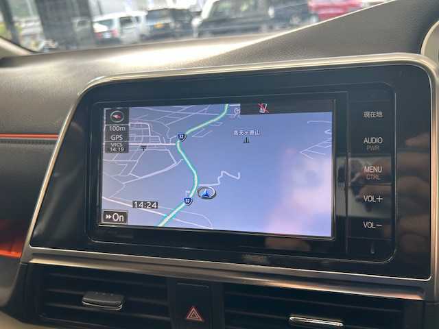 トヨタ シエンタ G 高知県 2015(平27)年 8.7万km ホワイトパールクリスタルシャイン (株)IDOMが運営する【じしゃロン高知店】の自社ローン専用車両になります。こちらは現金またはオートローンご利用時の価格です。自社ローンご希望の方は別途その旨お申付け下さい