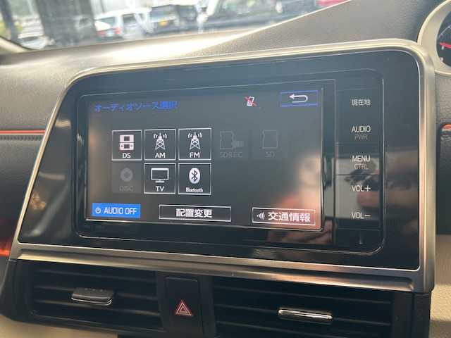 トヨタ シエンタ G 高知県 2015(平27)年 8.7万km ホワイトパールクリスタルシャイン (株)IDOMが運営する【じしゃロン高知店】の自社ローン専用車両になります。こちらは現金またはオートローンご利用時の価格です。自社ローンご希望の方は別途その旨お申付け下さい