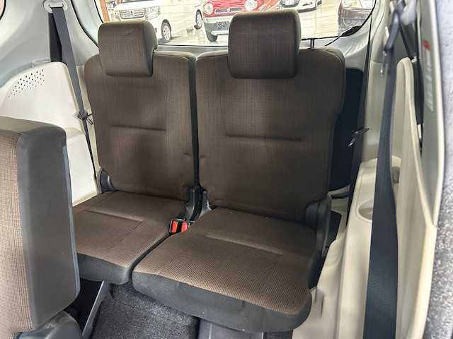 トヨタ シエンタ G 高知県 2015(平27)年 8.7万km ホワイトパールクリスタルシャイン (株)IDOMが運営する【じしゃロン高知店】の自社ローン専用車両になります。こちらは現金またはオートローンご利用時の価格です。自社ローンご希望の方は別途その旨お申付け下さい