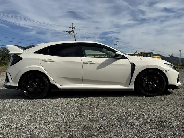 ホンダ シビック タイプR 兵庫県 2019(令1)年 3.3万km チャンピオンシップホワイト 純正ナビ/フルセグTV/ETC/クルーズコントロール/Bluetooth接続可/前後ドライブレコーダー/AUTOライト/LEDヘッドライト/LEDフォグランプ/純正20インチAW/ブレンボ社製フロント4ポッドキャリパー/純正大型ウィング