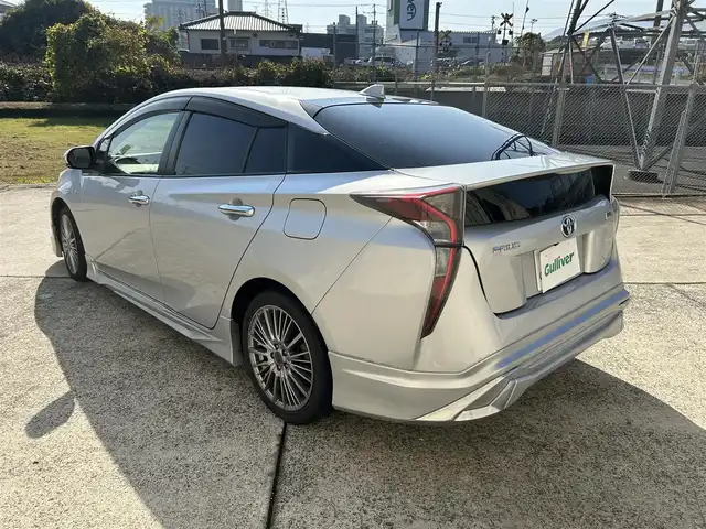 トヨタ プリウス E 長崎県 2016(平28)年 9.7万km シルバーM 社外メモリナビ/（CD/DVD/BT/フルセグ）/バックカメラ/社外エアロ（F/S/R下）/オートライト/ETC/スマートキー/プッシュスタート/社外17インチAW