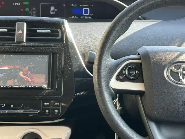 トヨタ プリウス E 長崎県 2016(平28)年 9.7万km シルバーM 社外メモリナビ/（CD/DVD/BT/フルセグ）/バックカメラ/社外エアロ（F/S/R下）/オートライト/ETC/スマートキー/プッシュスタート/社外17インチAW