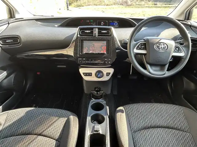 トヨタ プリウス E 長崎県 2016(平28)年 9.7万km シルバーM 社外メモリナビ/（CD/DVD/BT/フルセグ）/バックカメラ/社外エアロ（F/S/R下）/オートライト/ETC/スマートキー/プッシュスタート/社外17インチAW