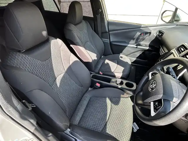 トヨタ プリウス E 長崎県 2016(平28)年 9.7万km シルバーM 社外メモリナビ/（CD/DVD/BT/フルセグ）/バックカメラ/社外エアロ（F/S/R下）/オートライト/ETC/スマートキー/プッシュスタート/社外17インチAW