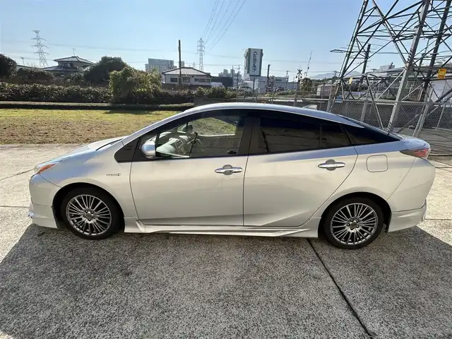 トヨタ プリウス E 長崎県 2016(平28)年 9.7万km シルバーM 社外メモリナビ/（CD/DVD/BT/フルセグ）/バックカメラ/社外エアロ（F/S/R下）/オートライト/ETC/スマートキー/プッシュスタート/社外17インチAW