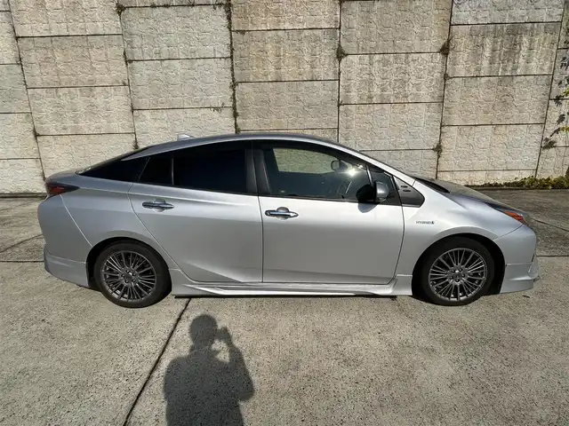 トヨタ プリウス E 長崎県 2016(平28)年 9.7万km シルバーM 社外メモリナビ/（CD/DVD/BT/フルセグ）/バックカメラ/社外エアロ（F/S/R下）/オートライト/ETC/スマートキー/プッシュスタート/社外17インチAW