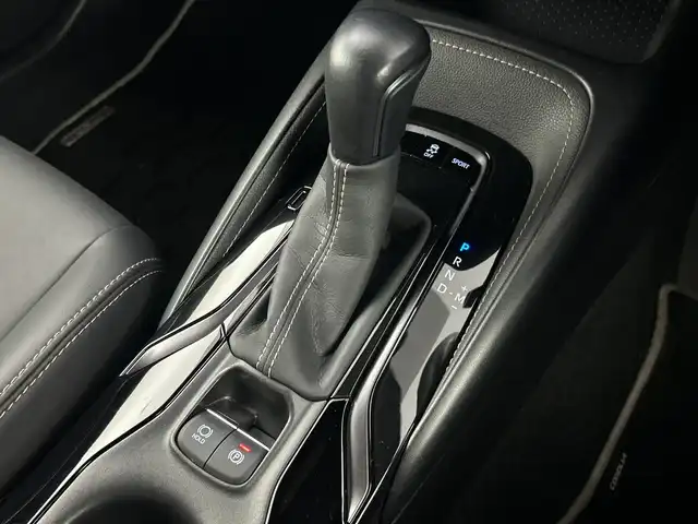 トヨタ カローラツーリング ダブルバイビー 愛知県 2019(令1)年 5.2万km ブラックマイカ 禁煙車/純正8インチナビ/（Bluetooth・Miracast/AM/FM/USB）/バックカメラ/トヨタセーフティセンス/・プリクラッシュセーフティ/・レーンキープアシスト/・操舵支援/・コーナーセンサー/・パーキングサポートブレーキ/・オートハイビーム/・追従機能付きクルーズコントロール/・ブラインドスポットモニター/ドライブレコーダー/ETC2.0/LEDヘッドライト/フロントフォグランプ/ウィンカーミラー/電動格納ミラー/ドアバイザー/スペアキー×１/スマートキー