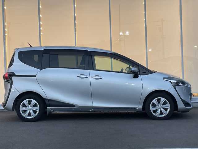 トヨタ シエンタ ファンベースG 神奈川県 2018(平30)年 3.3万km シルバーM 純正ナビ（NSZT-W68T）/フルセグ/Bluetooth/CD/DVD/USB　/両側パワースライドドア　/全方位カメラ　/コーナーセンサー　/ビルドインETC　/ドライブレコーダー　/LEDヘッドライト　/オートライト　/スマートキー/プッシュスタート　/スペアキー　　/社外フロアマット/ABS/横滑り防止装置/盗難防止装置/レーンキープアシスト