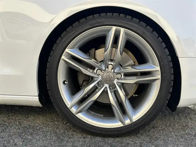 アウディ Ａ５ SB 2．0 TFSI クワトロ 宮城県 2013(平25)年 9.9万km アイビスホワイト 純正メーカーナビ/社外車高調/社外マフラー/スペアタイヤ/ワンセグＴＶ/ＡＭ／ＦＭ／ＣＤ／ＤＶＤ／Ｂｌｕｅｔｏｏｔｈ/クルーズコントロール/プリクラッシュセーフティ/横滑り防止装置/パーキングホールド/前席シートヒーター/前席パワーシート/レザーシート/オートLEDライト/スマートキー×２/純正AWスタッドレスタイヤ255/35/R19