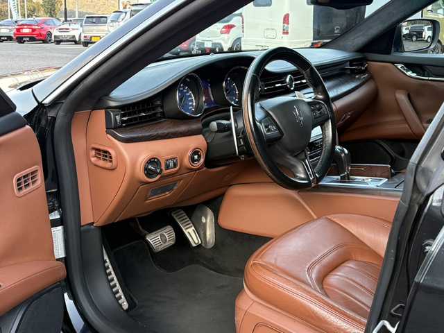 マセラティ クワトロポルテ S Q4 大分県 2014(平26)年 5.7万km 黒 ブラウンレザーシート/サンルーフ/純正ナビ/バックカメラ/パワーシート/シートヒーター/クルーズコントロール/パドルシフト/前後クリアランスソナー/純正キセノンライト/オートライトコントロール/スマートキー/エンジンプッシュスタート/ETC/純正19インチアルミホイール