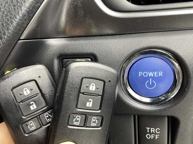 トヨタ エスクァイア ハイブリッド Gi プレミアムパッケージ ブラックテーラード 愛知県 2020(令2)年 6.2万km ブラック 禁煙車/純正9インチナビ（NSZT-Y68T）/・フルセグ・CD・DVD・Bluetooth・SD/純正フリップダウンモニター/両側パワースライドドア/バックカメラ/トヨタセーフティセンス/・プリクラッシュセーフティ/・オートマチックハイビーム/・レーンディパーチャーアラート/ステアリングヒーター/前席シートヒーター/ステアリングスイッチ/革巻きステアリング/クルーズコントロール/LEDヘッドライト（オートライト）/スマートキー/プッシュスタート/スペアスマートキー