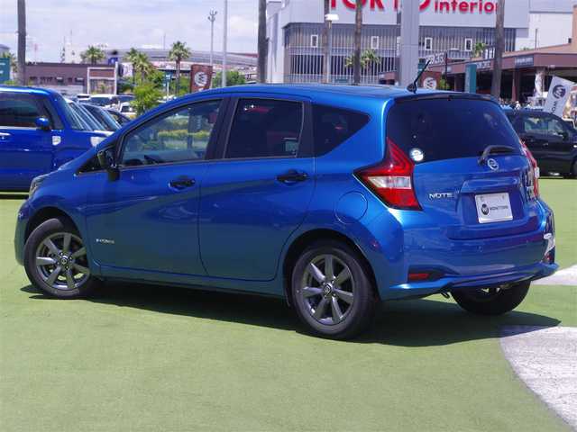 日産 ノート e－パワー X Bアロー 千葉県 2019(平31)年 1.9万km シャイニングブルー/スーパーブラック 2トーン エマージェンシーブレーキ/クルーズコントロール/アイドリングストップ/純正SDナビ/地デジTV/【DVD/CD再生機能　Bluetooth接続】/アラウンドビューモニター/ドライブレコーダー（DJ4-D）/ステアリングスイッチ/ETC/ウインカーミラー/コーナーセンサー/純正15インチアルミホイル/インテリジェントキー