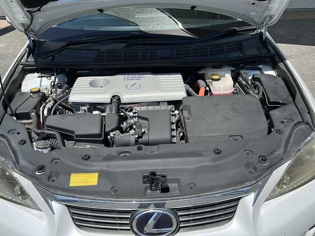 レクサス ＣＴ 200h バージョンC 愛知県 2011(平23)年 11.6万km ホワイトパールクリスタルシャイン 登録時走行距離１１５７２４キロ/純正ナビゲーション/ビルトインＥＴＣ/バックカメラ/純正フロアマット/トラクションコントロール/エレクトリックパワーステアリング/追従クルーズコントロール/プッシュスタート/ヘッドライトクリーナー/プリクラッシュブレーキ/運転席シートヒーター/助手席シートヒーター/取扱説明書