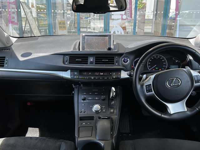レクサス ＣＴ 200h バージョンC 愛知県 2011(平23)年 11.6万km ホワイトパールクリスタルシャイン 登録時走行距離１１５７２４キロ/純正ナビゲーション/ビルトインＥＴＣ/バックカメラ/純正フロアマット/トラクションコントロール/エレクトリックパワーステアリング/追従クルーズコントロール/プッシュスタート/ヘッドライトクリーナー/プリクラッシュブレーキ/運転席シートヒーター/助手席シートヒーター/取扱説明書