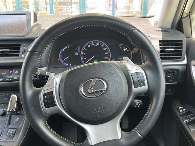 レクサス ＣＴ 200h バージョンC 愛知県 2011(平23)年 11.6万km ホワイトパールクリスタルシャイン 登録時走行距離１１５７２４キロ/純正ナビゲーション/ビルトインＥＴＣ/バックカメラ/純正フロアマット/トラクションコントロール/エレクトリックパワーステアリング/追従クルーズコントロール/プッシュスタート/ヘッドライトクリーナー/プリクラッシュブレーキ/運転席シートヒーター/助手席シートヒーター/取扱説明書