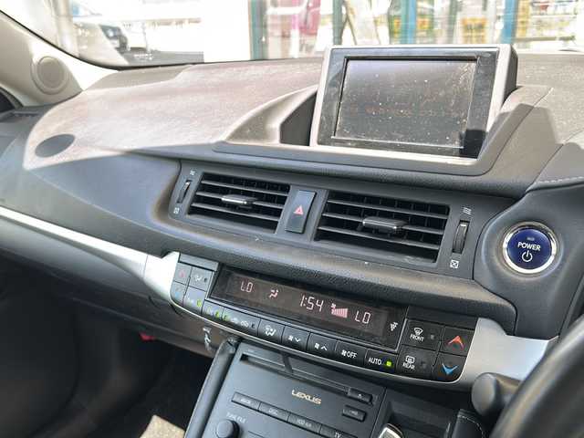レクサス ＣＴ 200h バージョンC 愛知県 2011(平23)年 11.6万km ホワイトパールクリスタルシャイン 登録時走行距離１１５７２４キロ/純正ナビゲーション/ビルトインＥＴＣ/バックカメラ/純正フロアマット/トラクションコントロール/エレクトリックパワーステアリング/追従クルーズコントロール/プッシュスタート/ヘッドライトクリーナー/プリクラッシュブレーキ/運転席シートヒーター/助手席シートヒーター/取扱説明書