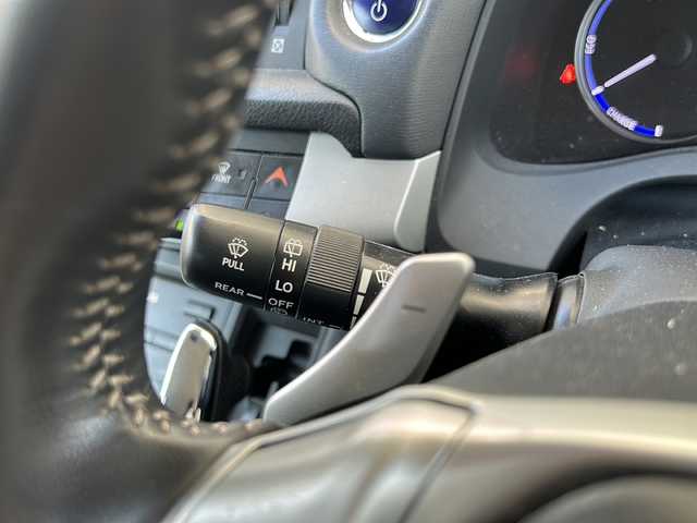 レクサス ＣＴ 200h バージョンC 愛知県 2011(平23)年 11.6万km ホワイトパールクリスタルシャイン 登録時走行距離１１５７２４キロ/純正ナビゲーション/ビルトインＥＴＣ/バックカメラ/純正フロアマット/トラクションコントロール/エレクトリックパワーステアリング/追従クルーズコントロール/プッシュスタート/ヘッドライトクリーナー/プリクラッシュブレーキ/運転席シートヒーター/助手席シートヒーター/取扱説明書