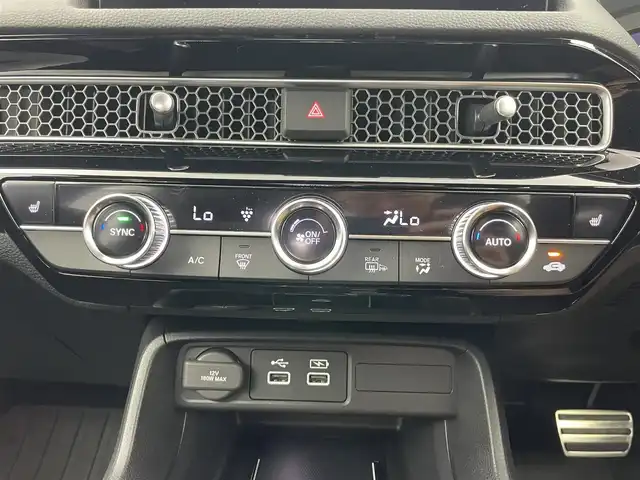 ホンダ シビック e:HEV 愛知県 2023(令5)年 2.7万km プレミアムクリスタルブルークリスタル ワンオーナー/ホンダセンシング/　　・衝突軽減ブレーキシステム/　　・車線維持支援システム/　　・アダプティブクルーズコントロール/　　・トラフィックジャムアシスト/　　・オートハイビーム/　　・アダプティブドライビングビーム/アルパイン製デジタルインナーミラー/アルパイン製ドライブレコーダー/純正9インチナビ/　　・BT/フルセグ/BOSEプレミアムサウンドシステム/バックカメラ/ビルトインETC2.0/置くだけ充電/革巻きステアリング/ステアリングリモコン/パドルシフト/ハーフレザーシート/パワーシート（前席）/シートヒーター（前席）/テールゲートスポイラー/純正LEDヘッドライト/フォグランプ/純正18インチアルミホイール/取扱説明書/保証書