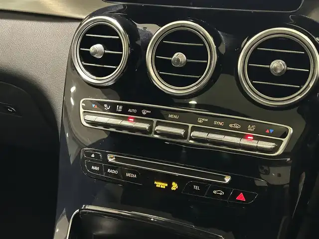 メルセデス・ベンツ ＧＬＣ２２０ d 4マチック クーペ スポーツ 本革 愛知県 2017(平29)年 6.4万km 白 HDDナビ/フルセグテレビ/360°カメラ/アイドリングストップ/アダプティブクルーズコントロール/サンルーフ/プッシュスタート/パワーバックドア/ETC