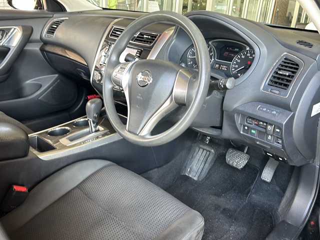 日産 ティアナ XE 静岡県 2015(平27)年 9.4万km ダイヤモンドブラック 純正SDナビ/・CD/・DVD/・フルセグＴＶ/・Bluetooth/・USB/・AM/・FM/主要装備/・横滑り防止/・盗難防止装置/・バックカメラ/・ビルトインETC/・純正フロアマット/・純正アルミホイール/・キセノンヘッドライト/・オートライト/・フォグランプ/・ステリモ/・スマートキー/・プッシュスタート/・サイド/カーテンエアバック