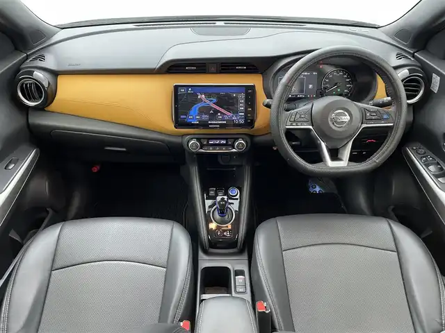 日産 キックス X ツートーンインテリアED 熊本県 2022(令4)年 1.3万km ブリリアントホワイトパール 社外9インチナビMDV-M908HDF（ＣＤ・ＤＶＤ・フルセグ・ＢＴ・ＳＤ）/バックカメラ　/ビルトインＥＴＣ　/前席シートヒーター　/ステアリングヒーター/前後クリアランスソナー　/レーダークルーズコントロール　/プロパイロット/衝突軽減ブレーキ　/レーンキープアシスト/横滑り防止/ハーフレザーシート/デジタルインナーミラー/社外フロアマット/純正17インチAW/オートライト/LEDヘッドライト/フォグランプ/スマートキー/プッシュスタート/保証書/取扱説明書