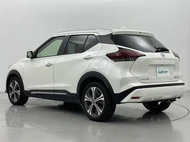 日産 キックス X ツートーンインテリアED 熊本県 2022(令4)年 1.3万km ブリリアントホワイトパール 社外9インチナビMDV-M908HDF（ＣＤ・ＤＶＤ・フルセグ・ＢＴ・ＳＤ）/バックカメラ　/ビルトインＥＴＣ　/前席シートヒーター　/ステアリングヒーター/前後クリアランスソナー　/レーダークルーズコントロール　/プロパイロット/衝突軽減ブレーキ　/レーンキープアシスト/横滑り防止/ハーフレザーシート/デジタルインナーミラー/社外フロアマット/純正17インチAW/オートライト/LEDヘッドライト/フォグランプ/スマートキー/プッシュスタート/保証書/取扱説明書