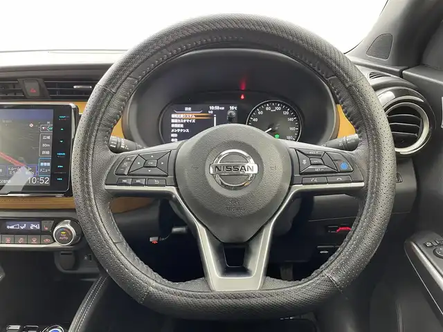 日産 キックス X ツートーンインテリアED 熊本県 2022(令4)年 1.3万km ブリリアントホワイトパール 社外9インチナビMDV-M908HDF（ＣＤ・ＤＶＤ・フルセグ・ＢＴ・ＳＤ）/バックカメラ　/ビルトインＥＴＣ　/前席シートヒーター　/ステアリングヒーター/前後クリアランスソナー　/レーダークルーズコントロール　/プロパイロット/衝突軽減ブレーキ　/レーンキープアシスト/横滑り防止/ハーフレザーシート/デジタルインナーミラー/社外フロアマット/純正17インチAW/オートライト/LEDヘッドライト/フォグランプ/スマートキー/プッシュスタート/保証書/取扱説明書