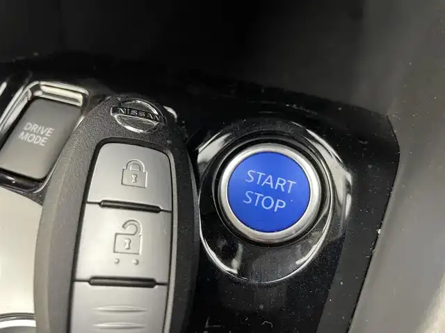 日産 キックス X ツートーンインテリアED 熊本県 2022(令4)年 1.3万km ブリリアントホワイトパール 社外9インチナビMDV-M908HDF（ＣＤ・ＤＶＤ・フルセグ・ＢＴ・ＳＤ）/バックカメラ　/ビルトインＥＴＣ　/前席シートヒーター　/ステアリングヒーター/前後クリアランスソナー　/レーダークルーズコントロール　/プロパイロット/衝突軽減ブレーキ　/レーンキープアシスト/横滑り防止/ハーフレザーシート/デジタルインナーミラー/社外フロアマット/純正17インチAW/オートライト/LEDヘッドライト/フォグランプ/スマートキー/プッシュスタート/保証書/取扱説明書