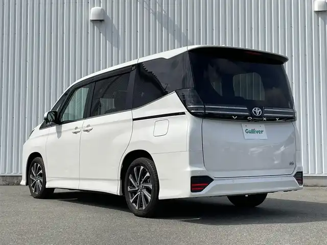 トヨタ ヴォクシー ハイブリッド S－Z 福岡県 2023(令5)年 1.3万km ホワイトパールクリスタルシャイン １０インチディスプレイオーディオプラス　/快適利便パッケージ　/ＬＤＡ　/ＢＳＭ　/ＰＣＳ　/クリアランスソナー　/両側電動ドア　/前席シートヒーター　/ステアリングヒーター　/オットマン　/パワーバックドア　/Ｂカメラ