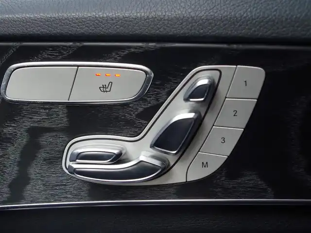 メルセデス・ベンツ Ｃ２２０ｄ ローレウスエディション 埼玉県 2018(平30)年 5.4万km ダイヤモンドホワイト 特別仕様車 /ブラックレザーシート /アダプティブクルーズコントロール /レーダーセーフティパッケージ /エアサス/パークセンサー/ブラインドスポットモニター /バックカメラ /純正ナビ /ETC /ドラレコ /フルセグTV /前席シートヒーター/シートポジションメモリー機能