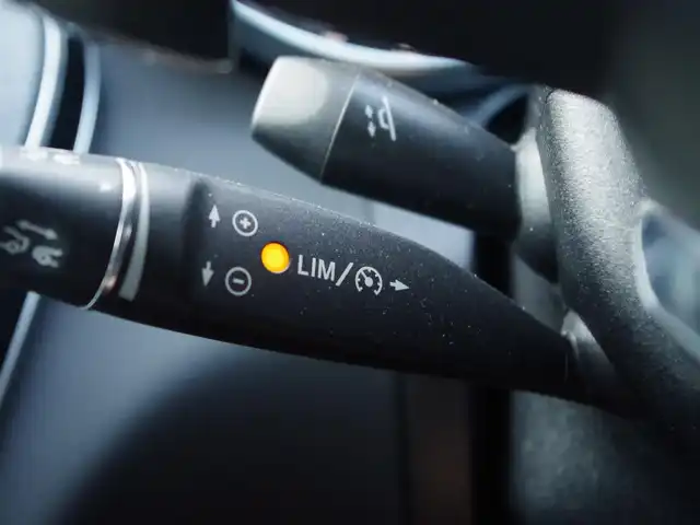 メルセデス・ベンツ Ｃ２２０ｄ ローレウスエディション 埼玉県 2018(平30)年 5.4万km ダイヤモンドホワイト 特別仕様車 /ブラックレザーシート /アダプティブクルーズコントロール /レーダーセーフティパッケージ /エアサス/パークセンサー/ブラインドスポットモニター /バックカメラ /純正ナビ /ETC /ドラレコ /フルセグTV /前席シートヒーター/シートポジションメモリー機能