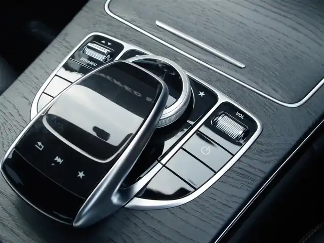メルセデス・ベンツ Ｃ２２０ｄ ローレウスエディション 埼玉県 2018(平30)年 5.4万km ダイヤモンドホワイト 特別仕様車 /ブラックレザーシート /アダプティブクルーズコントロール /レーダーセーフティパッケージ /エアサス/パークセンサー/ブラインドスポットモニター /バックカメラ /純正ナビ /ETC /ドラレコ /フルセグTV /前席シートヒーター/シートポジションメモリー機能