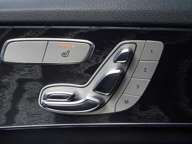 メルセデス・ベンツ Ｃ２２０ｄ ローレウスエディション 千葉県 2018(平30)年 5.4万km ダイヤモンドホワイト 特別仕様車 /ブラックレザーシート /アダプティブクルーズコントロール /レーダーセーフティパッケージ /エアサス/パークセンサー/ブラインドスポットモニター /バックカメラ /純正ナビ /ETC /ドラレコ /フルセグTV /前席シートヒーター/シートポジションメモリー機能