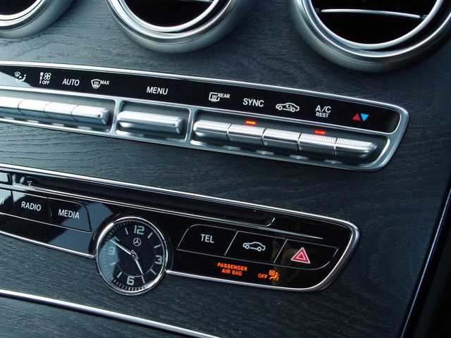 メルセデス・ベンツ Ｃ２２０ｄ ローレウスエディション 千葉県 2018(平30)年 5.4万km ダイヤモンドホワイト 特別仕様車 /ブラックレザーシート /アダプティブクルーズコントロール /レーダーセーフティパッケージ /エアサス/パークセンサー/ブラインドスポットモニター /バックカメラ /純正ナビ /ETC /ドラレコ /フルセグTV /前席シートヒーター/シートポジションメモリー機能