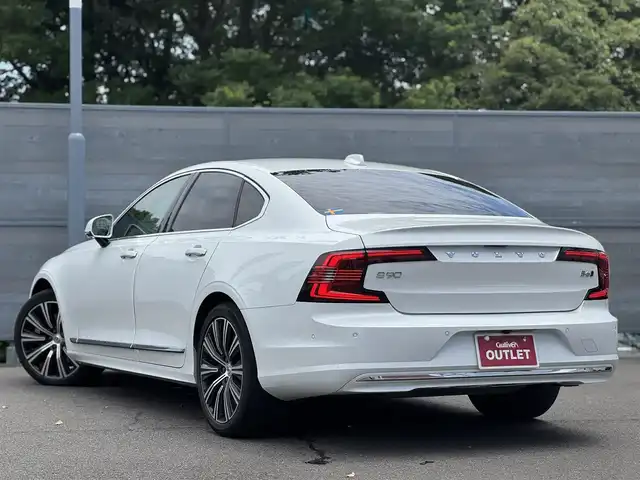ボルボ ボルボ Ｓ９０ B6 AWD インスクリプション 三重県 2022(令4)年 3.3万km パール 白革シート/harman/kardonサウンドシステム/サンルーフ/純正ナビ/全方位モニター/LEDヘッドライト/フォグランプ/クリアランスソナー/前後席シートヒーター /前席ベンチレーション/ワイヤレス充電/ステアリングヒーター/パワーバックドア/レーダークルーズコントロール/BSM/HUD/Wパワーシート