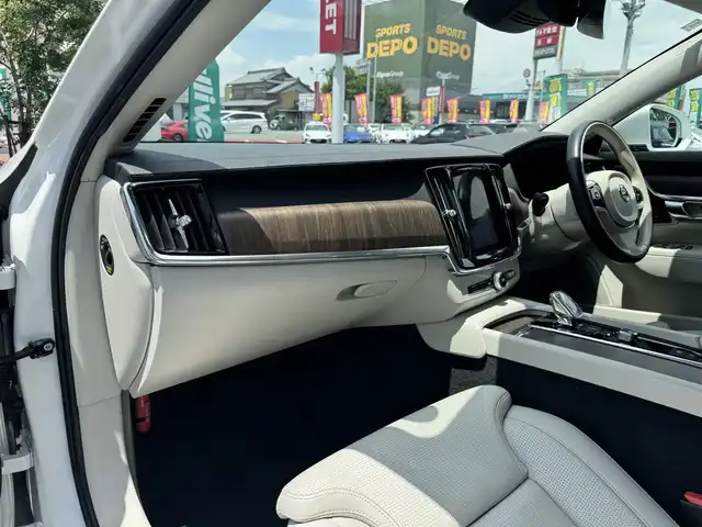 ボルボ ボルボ Ｓ９０ B6 AWD インスクリプション 三重県 2022(令4)年 3.3万km パール 白革シート/harman/kardonサウンドシステム/サンルーフ/純正ナビ/全方位モニター/LEDヘッドライト/フォグランプ/クリアランスソナー/前後席シートヒーター /前席ベンチレーション/ワイヤレス充電/ステアリングヒーター/パワーバックドア/レーダークルーズコントロール/BSM/HUD/Wパワーシート