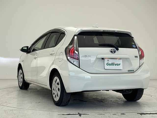 トヨタ アクア S 沖縄県 2016(平28)年 10.9万km ライムホワイトパールクリスタルシャイン 社外ナビ(AVIC-RZ22)/ CD/AM/FM/バックカメラ/ETC/キーレスエントリー/電動格納ミラー/サイドバイザー/LEDヘッドライト/フロアマット/リモコンキー　/オートエアコン　/盗難防止装置