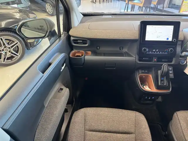 トヨタ シエンタ ハイブリッド Z 滋賀県 2024(令6)年 1.3万km アーバンカーキ ワンオーナー/純正ディスプレイオーディオコネクティッドナビ対応/　Bluetooth appleCarPlay/バックカメラ/ETC2.0/ブラインドスポットモニター/Toyota Safety Sense /プリクラッシュセーフティ/レーンディパーチャーアラート/レーントレーシングアシスト/アダプティブハイビームシステム/ロードサインアシスト/ドライバー異常時対応システム/プロアクティブドライビングアシスト/発進遅れ告知機能/ドライブレコーダー/純正LEDヘッドライト/純正フロアマット/純正ドアバイザー/スマートキー×2/プッシュスタート/