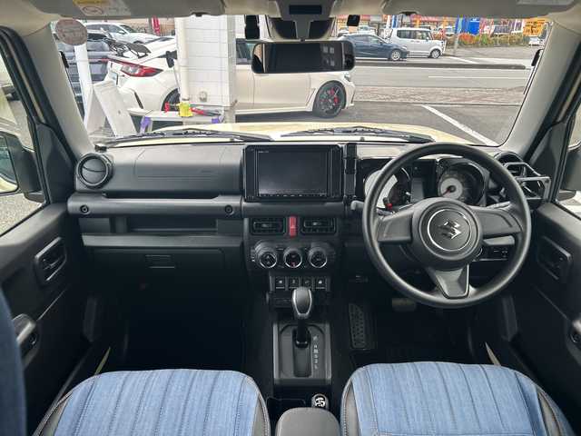 スズキ ジムニー XL 東京都 2023(令5)年 0.5万km シフォンアイボリーM ワンオーナー/4WD/純正SDナビ（CN-RZ875）/・Bluetooth/TV/CD/DVD/SD/USB/ドライブレコーダー/レーンアシスト/横滑り防止装置/盗難防止装置/衝突被害軽減システム/ダウンヒルアシストコントロール/アイドリングストップ/オートライト/オートエアコン/プッシュスタート/スペアキー1本/取扱説明書/保証書/――――社外パーツ――――/外装/・オフロードサービスタニグチFRPフロントバンパー/・オフロードサービスタニグチスキッドプレート/・オフロードサービスタニグチテールレンズガーニッシュ/・社外サイドシルガード/・社外リアバンパー/・社外ライトガードカバー/内装/・DENIMシートカバー/・Marchfa合金トランク拡張棚/・ユーティリティサイドバー/・トランクダンパー/エンジン/・Greddyインタークラー/・GreddyブローオフバルブFV/・零1000サクションチャンバー/・ロッソモデロDUSSEL GT-TTiマフラー/・ボンネットダンパー/足回り/・DAMSELユーロサスペンションキッド/・MBRA Old Country クロームスチールホイール