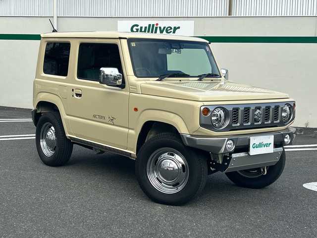 スズキ ジムニー XL 東京都 2023(令5)年 0.5万km シフォンアイボリーM ワンオーナー/4WD/純正SDナビ（CN-RZ875）/・Bluetooth/TV/CD/DVD/SD/USB/ドライブレコーダー/レーンアシスト/横滑り防止装置/盗難防止装置/衝突被害軽減システム/ダウンヒルアシストコントロール/アイドリングストップ/オートライト/オートエアコン/プッシュスタート/スペアキー1本/取扱説明書/保証書/――――社外パーツ――――/外装/・オフロードサービスタニグチFRPフロントバンパー/・オフロードサービスタニグチスキッドプレート/・オフロードサービスタニグチテールレンズガーニッシュ/・社外サイドシルガード/・社外リアバンパー/・社外ライトガードカバー/内装/・DENIMシートカバー/・Marchfa合金トランク拡張棚/・ユーティリティサイドバー/・トランクダンパー/エンジン/・Greddyインタークラー/・GreddyブローオフバルブFV/・零1000サクションチャンバー/・ロッソモデロDUSSEL GT-TTiマフラー/・ボンネットダンパー/足回り/・DAMSELユーロサスペンションキッド/・MBRA Old Country クロームスチールホイール
