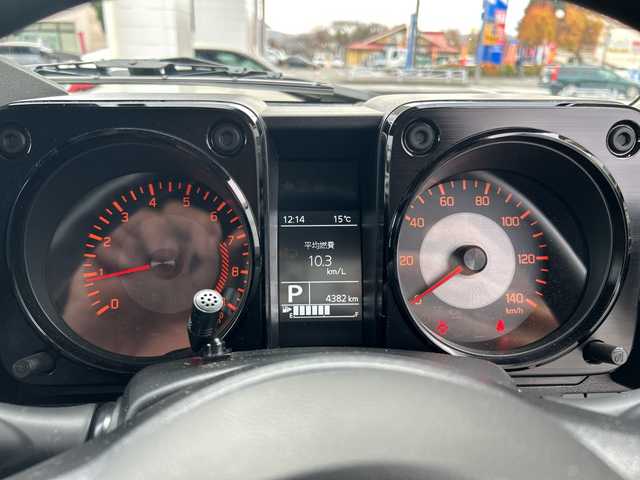 スズキ ジムニー XL 東京都 2023(令5)年 0.5万km シフォンアイボリーM ワンオーナー/4WD/純正SDナビ（CN-RZ875）/・Bluetooth/TV/CD/DVD/SD/USB/ドライブレコーダー/レーンアシスト/横滑り防止装置/盗難防止装置/衝突被害軽減システム/ダウンヒルアシストコントロール/アイドリングストップ/オートライト/オートエアコン/プッシュスタート/スペアキー1本/取扱説明書/保証書/――――社外パーツ――――/外装/・オフロードサービスタニグチFRPフロントバンパー/・オフロードサービスタニグチスキッドプレート/・オフロードサービスタニグチテールレンズガーニッシュ/・社外サイドシルガード/・社外リアバンパー/・社外ライトガードカバー/内装/・DENIMシートカバー/・Marchfa合金トランク拡張棚/・ユーティリティサイドバー/・トランクダンパー/エンジン/・Greddyインタークラー/・GreddyブローオフバルブFV/・零1000サクションチャンバー/・ロッソモデロDUSSEL GT-TTiマフラー/・ボンネットダンパー/足回り/・DAMSELユーロサスペンションキッド/・MBRA Old Country クロームスチールホイール