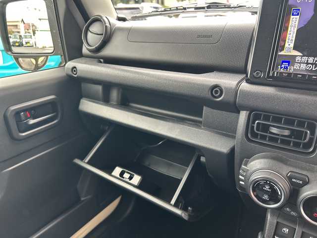 スズキ ジムニー XL 東京都 2023(令5)年 0.5万km シフォンアイボリーM ワンオーナー/4WD/純正SDナビ（CN-RZ875）/・Bluetooth/TV/CD/DVD/SD/USB/ドライブレコーダー/レーンアシスト/横滑り防止装置/盗難防止装置/衝突被害軽減システム/ダウンヒルアシストコントロール/アイドリングストップ/オートライト/オートエアコン/プッシュスタート/スペアキー1本/取扱説明書/保証書/――――社外パーツ――――/外装/・オフロードサービスタニグチFRPフロントバンパー/・オフロードサービスタニグチスキッドプレート/・オフロードサービスタニグチテールレンズガーニッシュ/・社外サイドシルガード/・社外リアバンパー/・社外ライトガードカバー/内装/・DENIMシートカバー/・Marchfa合金トランク拡張棚/・ユーティリティサイドバー/・トランクダンパー/エンジン/・Greddyインタークラー/・GreddyブローオフバルブFV/・零1000サクションチャンバー/・ロッソモデロDUSSEL GT-TTiマフラー/・ボンネットダンパー/足回り/・DAMSELユーロサスペンションキッド/・MBRA Old Country クロームスチールホイール