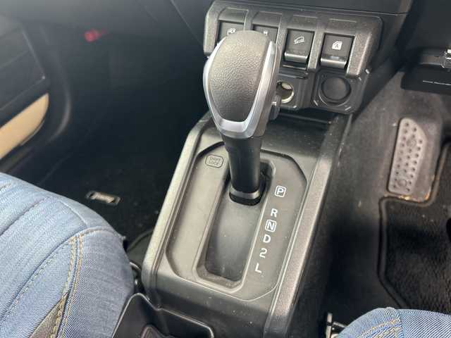 スズキ ジムニー XL 東京都 2023(令5)年 0.5万km シフォンアイボリーM ワンオーナー/4WD/純正SDナビ（CN-RZ875）/・Bluetooth/TV/CD/DVD/SD/USB/ドライブレコーダー/レーンアシスト/横滑り防止装置/盗難防止装置/衝突被害軽減システム/ダウンヒルアシストコントロール/アイドリングストップ/オートライト/オートエアコン/プッシュスタート/スペアキー1本/取扱説明書/保証書/――――社外パーツ――――/外装/・オフロードサービスタニグチFRPフロントバンパー/・オフロードサービスタニグチスキッドプレート/・オフロードサービスタニグチテールレンズガーニッシュ/・社外サイドシルガード/・社外リアバンパー/・社外ライトガードカバー/内装/・DENIMシートカバー/・Marchfa合金トランク拡張棚/・ユーティリティサイドバー/・トランクダンパー/エンジン/・Greddyインタークラー/・GreddyブローオフバルブFV/・零1000サクションチャンバー/・ロッソモデロDUSSEL GT-TTiマフラー/・ボンネットダンパー/足回り/・DAMSELユーロサスペンションキッド/・MBRA Old Country クロームスチールホイール