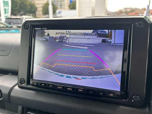 スズキ ジムニー XL 東京都 2023(令5)年 0.5万km シフォンアイボリーM ワンオーナー/4WD/純正SDナビ（CN-RZ875）/・Bluetooth/TV/CD/DVD/SD/USB/ドライブレコーダー/レーンアシスト/横滑り防止装置/盗難防止装置/衝突被害軽減システム/ダウンヒルアシストコントロール/アイドリングストップ/オートライト/オートエアコン/プッシュスタート/スペアキー1本/取扱説明書/保証書/――――社外パーツ――――/外装/・オフロードサービスタニグチFRPフロントバンパー/・オフロードサービスタニグチスキッドプレート/・オフロードサービスタニグチテールレンズガーニッシュ/・社外サイドシルガード/・社外リアバンパー/・社外ライトガードカバー/内装/・DENIMシートカバー/・Marchfa合金トランク拡張棚/・ユーティリティサイドバー/・トランクダンパー/エンジン/・Greddyインタークラー/・GreddyブローオフバルブFV/・零1000サクションチャンバー/・ロッソモデロDUSSEL GT-TTiマフラー/・ボンネットダンパー/足回り/・DAMSELユーロサスペンションキッド/・MBRA Old Country クロームスチールホイール