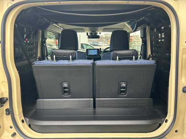 スズキ ジムニー XL 東京都 2023(令5)年 0.5万km シフォンアイボリーM ワンオーナー/4WD/純正SDナビ（CN-RZ875）/・Bluetooth/TV/CD/DVD/SD/USB/ドライブレコーダー/レーンアシスト/横滑り防止装置/盗難防止装置/衝突被害軽減システム/ダウンヒルアシストコントロール/アイドリングストップ/オートライト/オートエアコン/プッシュスタート/スペアキー1本/取扱説明書/保証書/――――社外パーツ――――/外装/・オフロードサービスタニグチFRPフロントバンパー/・オフロードサービスタニグチスキッドプレート/・オフロードサービスタニグチテールレンズガーニッシュ/・社外サイドシルガード/・社外リアバンパー/・社外ライトガードカバー/内装/・DENIMシートカバー/・Marchfa合金トランク拡張棚/・ユーティリティサイドバー/・トランクダンパー/エンジン/・Greddyインタークラー/・GreddyブローオフバルブFV/・零1000サクションチャンバー/・ロッソモデロDUSSEL GT-TTiマフラー/・ボンネットダンパー/足回り/・DAMSELユーロサスペンションキッド/・MBRA Old Country クロームスチールホイール