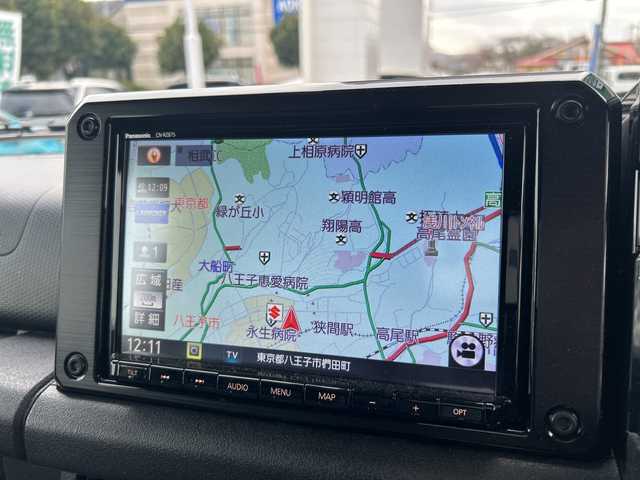 スズキ ジムニー XL 東京都 2023(令5)年 0.5万km シフォンアイボリーM ワンオーナー/4WD/純正SDナビ（CN-RZ875）/・Bluetooth/TV/CD/DVD/SD/USB/ドライブレコーダー/レーンアシスト/横滑り防止装置/盗難防止装置/衝突被害軽減システム/ダウンヒルアシストコントロール/アイドリングストップ/オートライト/オートエアコン/プッシュスタート/スペアキー1本/取扱説明書/保証書/――――社外パーツ――――/外装/・オフロードサービスタニグチFRPフロントバンパー/・オフロードサービスタニグチスキッドプレート/・オフロードサービスタニグチテールレンズガーニッシュ/・社外サイドシルガード/・社外リアバンパー/・社外ライトガードカバー/内装/・DENIMシートカバー/・Marchfa合金トランク拡張棚/・ユーティリティサイドバー/・トランクダンパー/エンジン/・Greddyインタークラー/・GreddyブローオフバルブFV/・零1000サクションチャンバー/・ロッソモデロDUSSEL GT-TTiマフラー/・ボンネットダンパー/足回り/・DAMSELユーロサスペンションキッド/・MBRA Old Country クロームスチールホイール